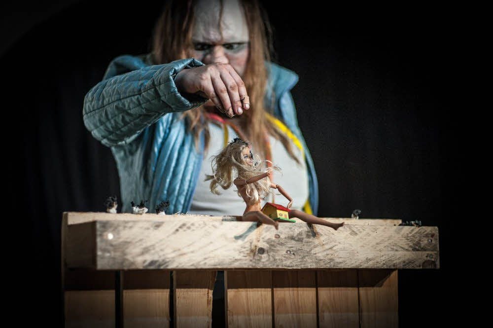 Julia Raab als Medea