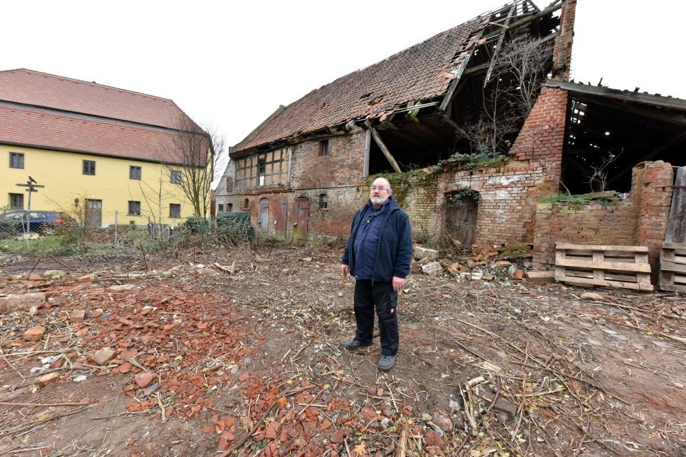 Peter Mechler wohnt im Marschall-Ney-Haus (links im Bild) in Kaja und steht fassungslos vor dem alten Stallgebäude.