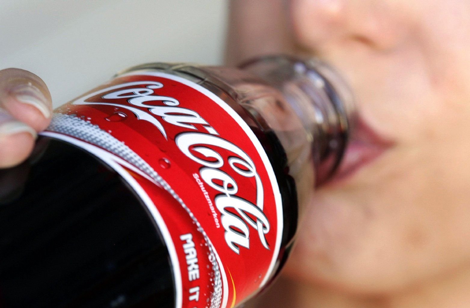 Gute Zeiten für Cola-Fans: Im deutschen Einzelhandel ist ein regelrechter Preiskrieg um die braune Brause entbrannt.