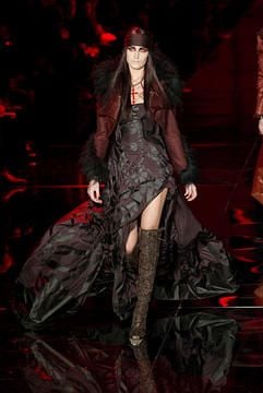 Ein Modell im Abendkleid im Gothic-Look aus der Herbst/Winterkollektion 2006/2007 des französischen Modehauses Dior bei den Pret-a-Porter-Schauen in Paris. (Foto: dpa)