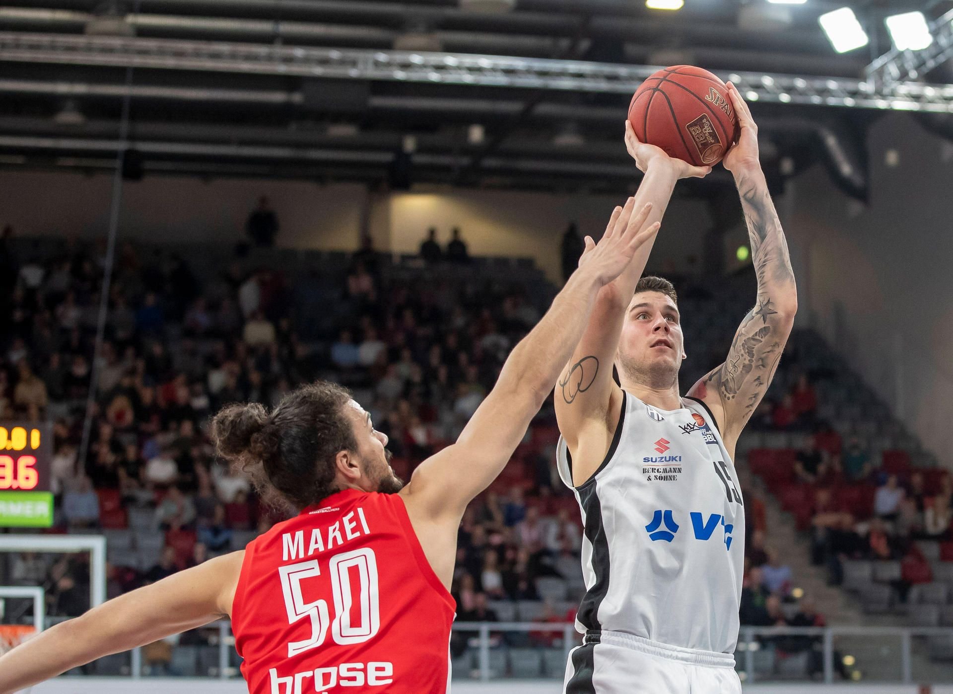 Bogdan Radosavljevic setzt im Februar 2020 im Trikot der Hamburg Towers zum wurf an.