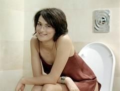Bei einem Fernseh-Werbespot für ein WC der Firma Villeroy & Boch sitzt eine junge Frau auf einer Toilette. (Foto: Villeroy & Boch/dpa)