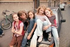 Die wilden Hühner (l-r): Frieda (Lucie Hollmann), Trude (Zsa Zsa Inci Bürkle), Wilma (Jette Hering), Melanie (Paula Riemann) und Sprotte (Michelle von Treuberg) sitzten auf einem Auto. (Foto: dpa)