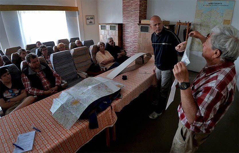Im Schulungsraum zeigen Ausbildungsleiter Jürgen Kraneis und Vereinsmitglied Norbert Otto Karten, mit denen sich Piloten orientieren.