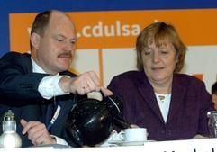 Der neu gewählte CDU-Landeschef Thomas Webel (50) gießt der CDU-Chefin Angela Merkel am Samstag (13.11.2004) am Rande des CDU-Wahlparteitages von Sachsen-Anhalt in Staßfurt einen Kaffee ein. Der 50-Jährige Webel wurde ohne Gegenkandidat mit 82 Prozent der Stimmen zum Nachfolger von Wolfgang Böhmer (68) gewählt. (Foto: dpa)