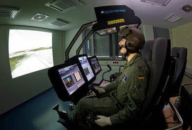 Bevor Mario Lehmann mit der CH-53 abheben darf, gilt es, die Pilotenausbildung am Simulator zu meistern.