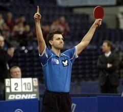 Der Tischtennisspieler Timo Boll (TTV Re-Bau Gönnern) hebt am Sonntag (14.11.2004) die Arme nach dem Final-Match gegen Liu Guozheng (China) bei den Volkswagen German Open in der Arena Leipzig. Boll gewann das Endspiel mit 4:2. (Foto: Peter Endig dpa/lsn)