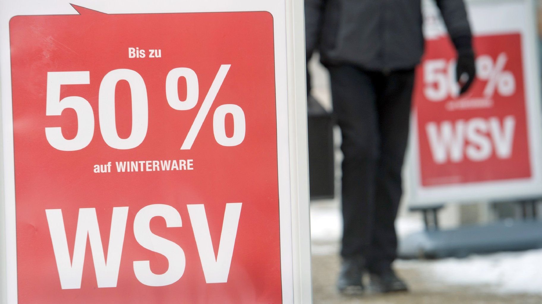 Offiziell ist der Winterschlussverkauf eigentlich abgeschafft. Trotzdem werben Händler noch mit den saisonalen Preisstürzen.