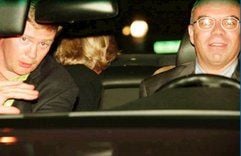 Chauffeur Henri Paul (r.) lenkt am 31. August 1997 den Mercedes 280 S durch Paris, links neben ihm sitzt Leibwächter Trevor Rees-Jones, der als einziger überlebt, links dahinter Diana, Prinzessin von Wales. (Foto: dpa)