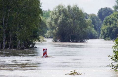 Ein polnischer Grenzpfahl steht am Dienstag in der durch Hochwasser angestiegenen Neiße zwischen Schlagsdorf und Guben. (FOTO: DPA)