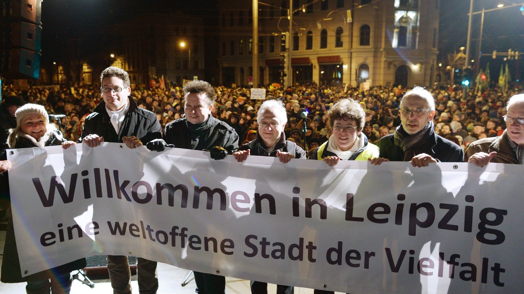 Teilnehmer einer Demonstration gegen die islamkritische Legida-Bewegung halten in Leipzig ein Transparent in die Höhe.