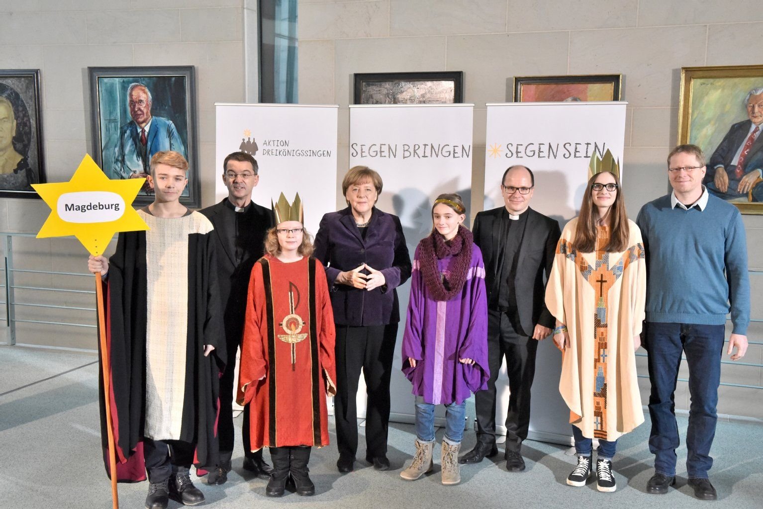 Die Sternsinger Marvin Zawada (von links), Anna Zeiler, Fiona Brauer und Theresa Wlodarczyk sowie Begleiter Stefan Zeiler aus der Gemeinde St. Bonifatius in Bernburg/Saale trafen Bundeskanzlerin Angela Merkel.