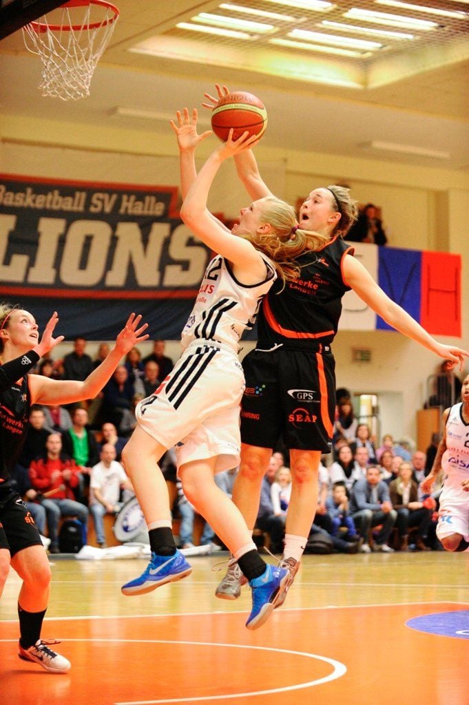Laura Hebecker (in weiß) in einem Spiel der Halle Lions gegen Rhein-Main Baskets