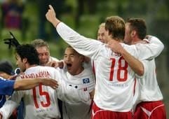 Fußball Bundesliga, FC Bayern München-Hamburger SV am Sonntag (09.02.2003) im Münchner Olympia-Stadion. Naohiro Takahara (M) vom Hamburger SV jubelt inmitten seiner Teamkameraden über seinen Treffer gegen den FC Bayern München. Der Japaner traf in der 91. Minute zum Ausgleich. Das Spiel endete 1:1. (Foto: dpa)