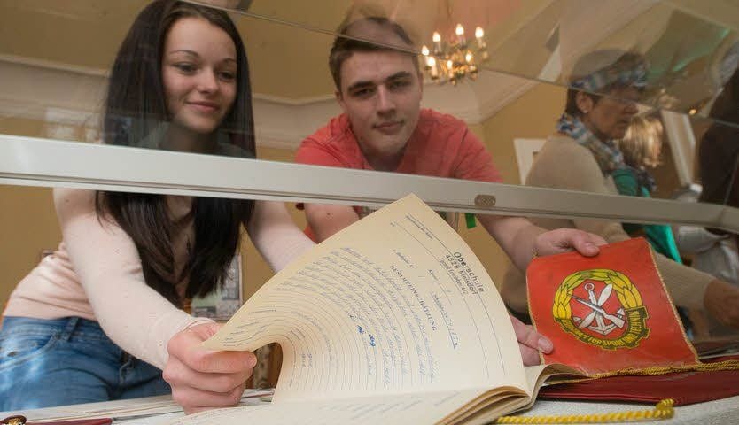 Johanna und Sascha bestücken die Vitrinen im Museum.