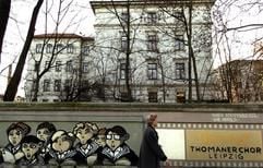 Eine Frau läuft am Sonntag (23.11.2003) in Leipzig an der Grundstücksmauer des Alumnats (Internat) des weltberühmten Thomanerchores entlang. Die Staatsanwaltschaft der Stadt ermittelt gegenwärtig nach der Strafanzeige einer Mutter gegen einen 16-jährigen Sängerknaben, der in Verdacht steht, sich an drei Mitschülern sexuell vergangen zu haben. Der beschuldigte Thomaner, der die Vorwürfe bestreitet, wurde daraufhin aus dem Alumnat verwiesen, besuche aber weiterhin die Thomasschule. (Foto: dpa)