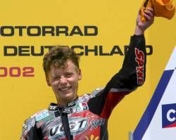 Beim Motorrad-Grand-Prix von Deutschland auf dem Sachsenring von Hohenstein-Ernstthal am Sonntag (21.07.2002) freut sich Steve Jenkner bei der Siegerehrung über seinen 3. Platz in der Klasse 125 ccm. Der Hohenstein-Ernstthaler Publikumsliebling erkämpfte den Podestplatz in allerletzter Sekunde. dpa