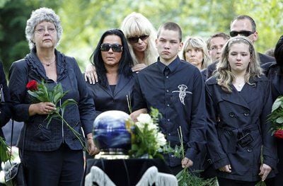 Angehörige und Freunde des verstorbenen Schauspielers Fred Delmare, darunter (von links) seine Ehefrau Renate, die Töchter Jette und Claudia und Sohn Niclas (r./verdeckt) stehen während der Beisetzung auf dem Südfriedhof in Leipzig. (FOTO: DPA)