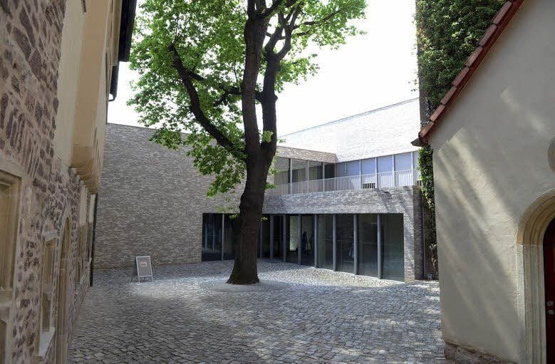 Hof von Luthers Sterbehaus mit modernem Anbau