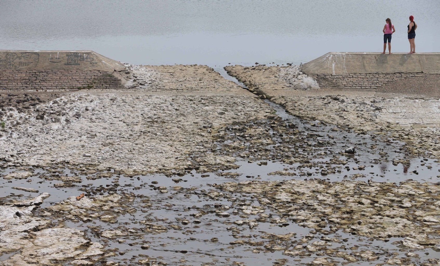 Das teilweise ausgetrocknete Flussbett der Alten Elbe in Magdeburg.