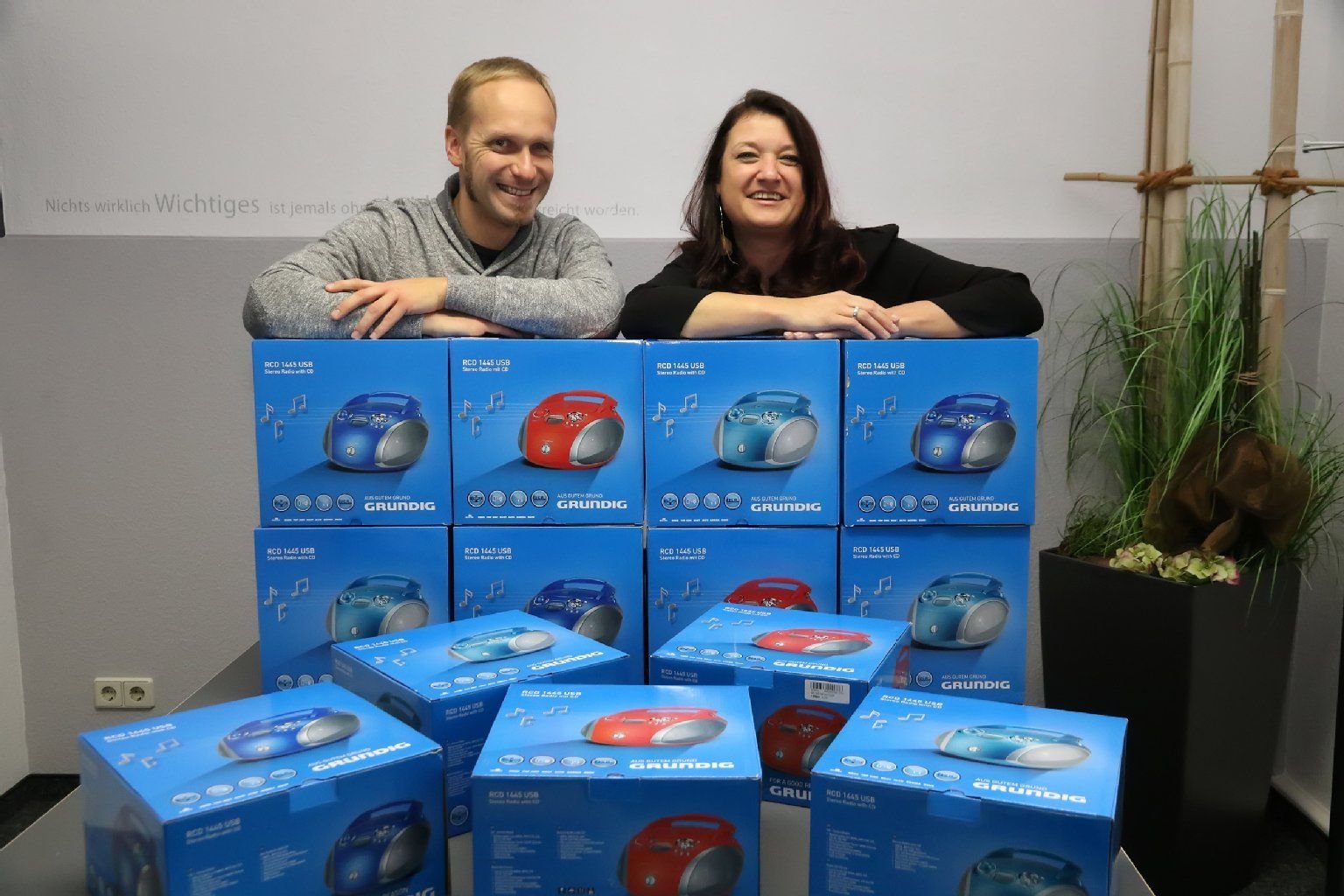 Holger Ulrich und Doreen Keitel von der Werbeagentur Wieprich haben 13 CD-Spieler gekauft. Diese sind für die Kitas von Sangerhausen.