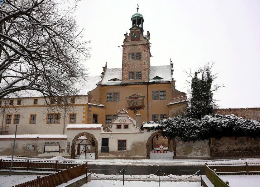 Das Portalgebäude mit Glockenturm vom Prettiner Schloss Lichtenburg: Links geht’s auf den vorderen Schlosshof, rechts zur ehemaligen Domäne.