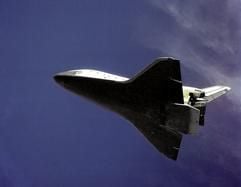 Das Archivbild vom 16.11.1981 zeigt die Unterseite des Space Shuttle Columbia kurz vor der Landung. Der Raumfähre «Columbia» ist wahrscheinlich ein Riss in der linken Tragfläche während des Wiedereintritts in die Erdatmosphäre zum Verhängnis geworden. Das teilte die unabhängige Untersuchungskommission am Donnerstag (13.02.2003) in Houston (Texas) als vorläufiges Ergebnis ihrer bisherigen Ermittlungen mit. Die Temperaturen am linken Fahrwerksschacht während dieser kritischen Flugphase deuteten daraufhin, dass «superheiße Luft», so genanntes Plasma mit einer Temperatur von etwa 1650 Grad Celsius, durch einen Riss in die Außenhülle des Orbiters eindrungen war. (Foto: dpa)