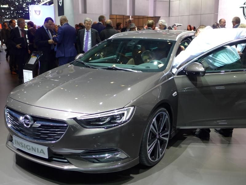 Der Opel Insignia Sports Tourer hat nicht nur mehr Ladevolumen - er lässt sich auf Wunsch auch mit einem Achtstufen-Automatikgetriebe oder einer 360-Grad-Rundumkamera bestellen. Foto: Nicolas Blandin