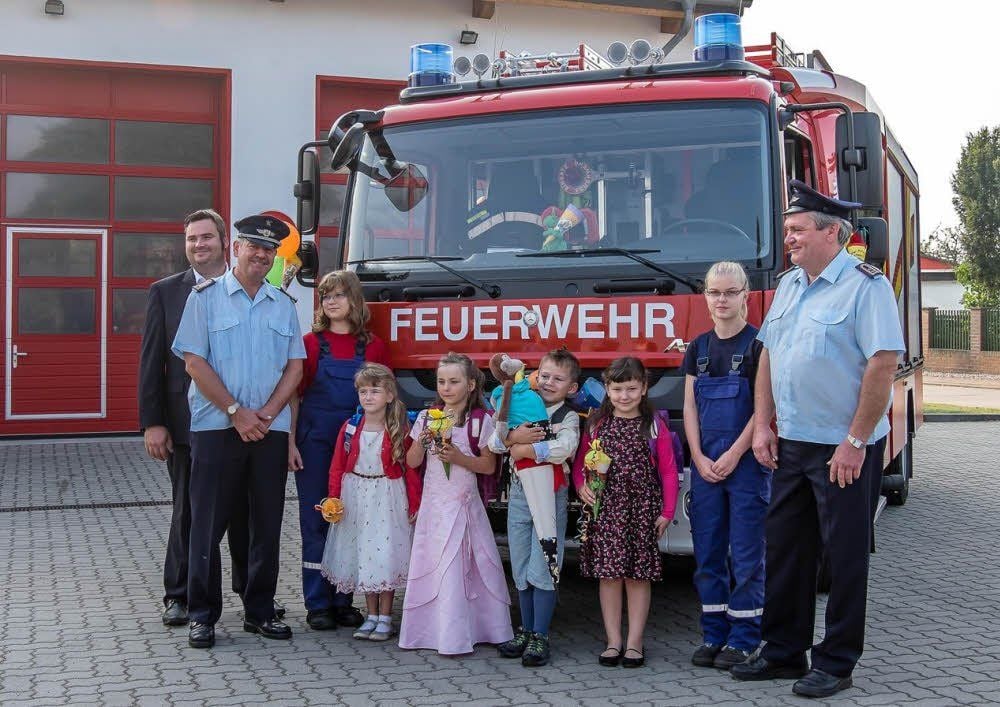 Nina Thomsen, Celine Gonetz, Enrik Heinicke und Paula Wötzel (von links) wurden von den Kameraden der Feuerwehr Tornau mit dem Löschgruppenfahrzeug in die Schule gebracht.
