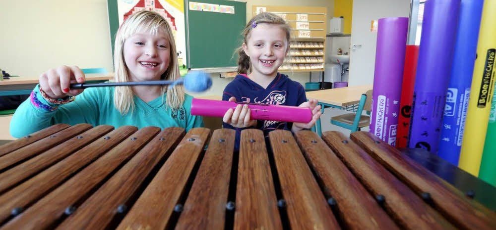 Klingt gut, das Xylophon. Lilly Steinbach (l.) und Laura Nikolaus probieren schon mal.
