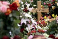 Das Grab von Olga K. auf dem Friedhof in Telgte, die am 30. März durch den Wurf eines Holzklotzes von einer Autobahnbrücke ums Leben kam. Die 33-Jährige ist am Donnerstagnachmittag beigesetzt worden. (Foto: ddp)