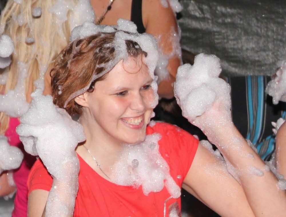Adrianas letzter Sommer. Bei der Schaumparty im Jugendcamp hatte sie riesigen Spaß