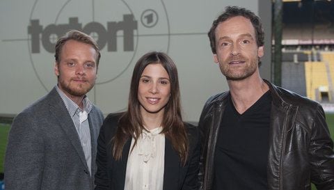 Die Schauspieler Stefan Konarske (v.l.), Aylin Tezel und Jörg Hartmann posieren im Signal Iduna Park in Dortmund bei einem Fototermin zur ARD-Krimireihe «Tatort» aus Dortmund. (FOTO: DAPD)