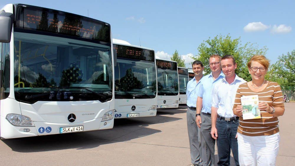 KVG-Geschäftsführerin Evelin Lech (von rechts) und Betriebsleiter Jens Fleck sind stolz auf die zehn neuen Omnibusse. Gesteuert werden sie unter anderem von den Fahrern Thomas Wagenführ und Frank Niehoff.