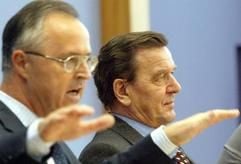 Bundesfinanzminister Hans Eichel und Bundeskanzler Gerhard Schröder brauchen (dpa)