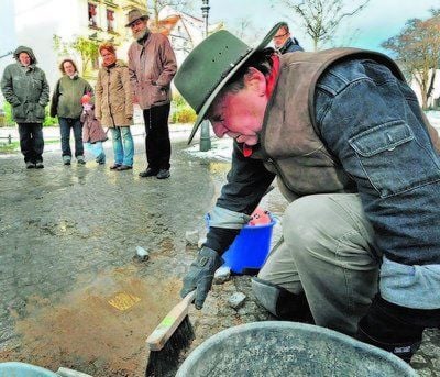 Gunter Demnig verlegt die Stolpersteine selbst. Der neueste liegt nun vor dem Stephaneum.