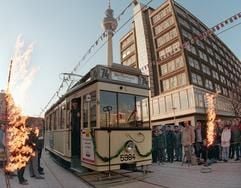 Nach 32 Jahren Unterbrechung fährt am 18. Dezember 1998 die erste Straßenbahn wieder unter dem Berliner Fernsehturm (im Hintergrund) über den Alexanderplatz. (Foto: dpa)