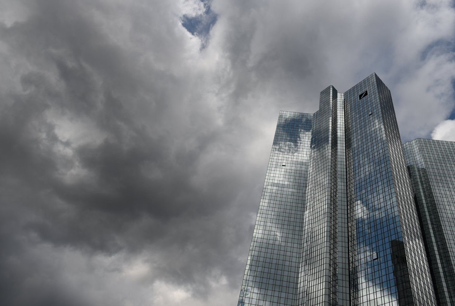 Dunkle Wolken über der Zentrale der Deutschen Bank: Der Verkauf der Postbank könnte Milliarden kosten.