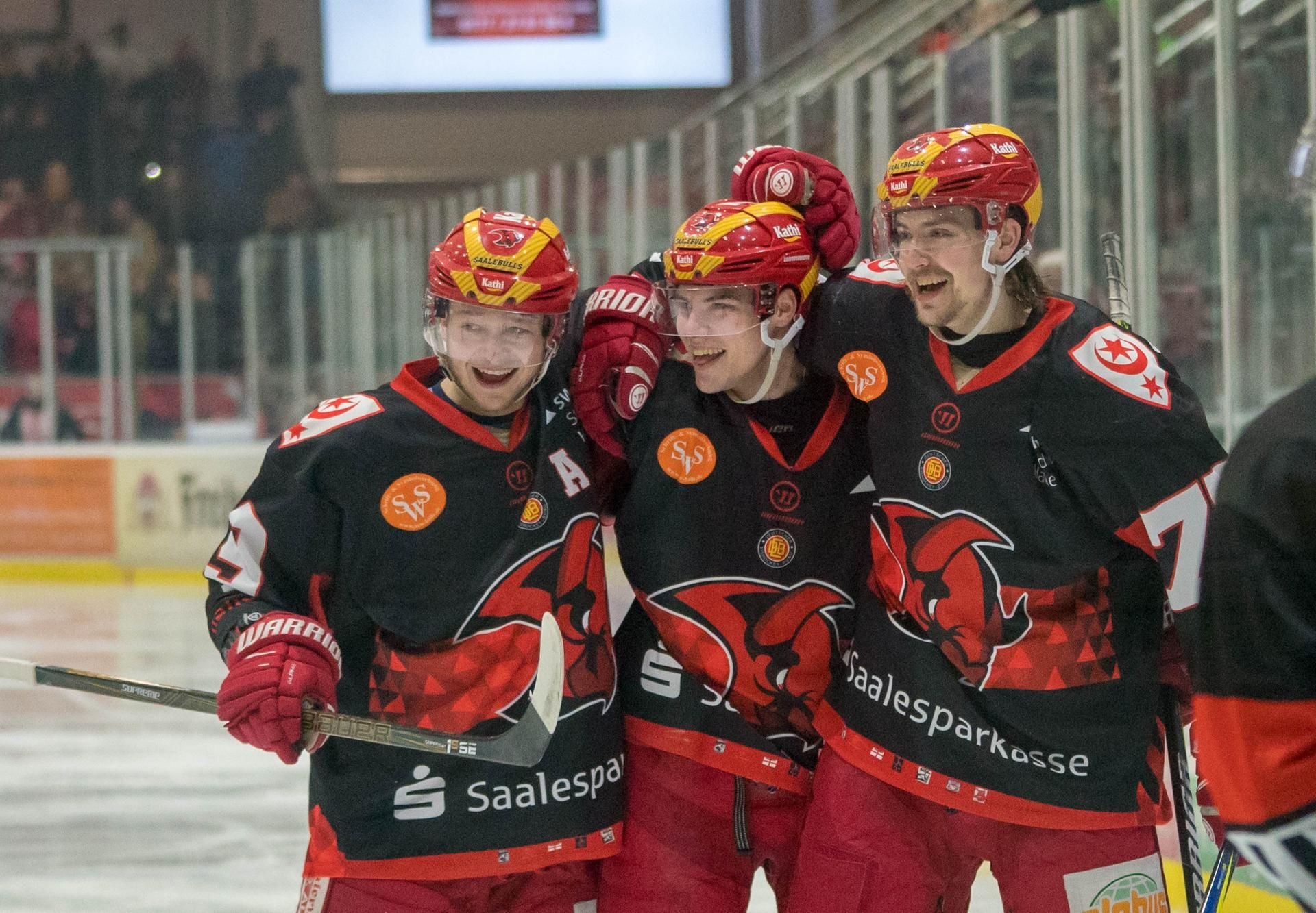 Eric Wunderlich, Maximilian Spöttel und Tim May (v.l.n.r.) jubeln nach dem 1:0 gegen Essen.