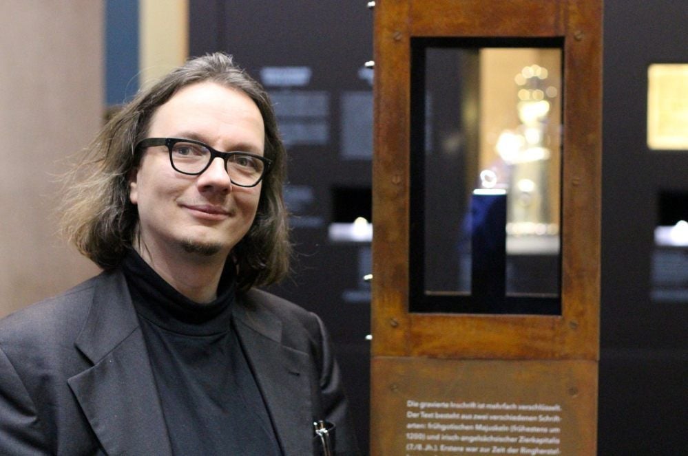 „Er ist einzigartig“, sagt Friedrich Röhrer-Ertl über den Ring von Paußnitz, der in der Vitrine ausgestellt ist.