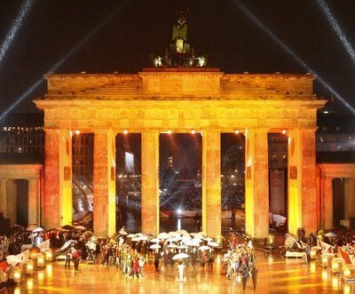 Im Zentrum der Feier: Das Brandenburger Tor erstrahlt im Glanz der Festivitäten. (FOTO: DPA)