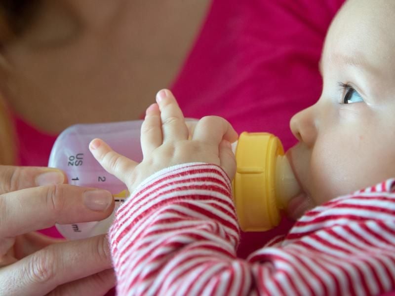 Im ersten Lebensjahr sollten Babys Kuhmilch nicht pur trinken. Die Zusammensetzung der Milch kann die Nierenfunktion belasten. Foto: Andrea Warnecke/dpa-tmn