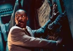 Jim Evers (Eddie Murphy) versucht sich im neuen Kinofilm «Die Geistervilla» in einem geheimnisvollen Herrenhaus in Sicherheit zu bringen (Szenenfoto). Der Immobilienmakler träumt davon, mit dem Umbau der riesigen Villa in stattliche Eigentumswohnungen ein Vermögen zu verdienen. Doch als Evers das abgelegene Anwesen gemeinsam mit seiner Familie inspiziert, wird klar, dass das Haus von zahlreichen Geistern und Untoten unsicher gemacht wird. Die insgesamt 999 übernatürlichen Wesen sind alles andere als erbaut von Evers' Plänen, ihren Fluch zu brechen und sie dadurch ein für allemal verschwinden zu lassen. Es kommt zu einem haarsträubenden Kampf um die Vorherrschaft in dem herunter gekommenen Gemäuer. (Foto: dpa)