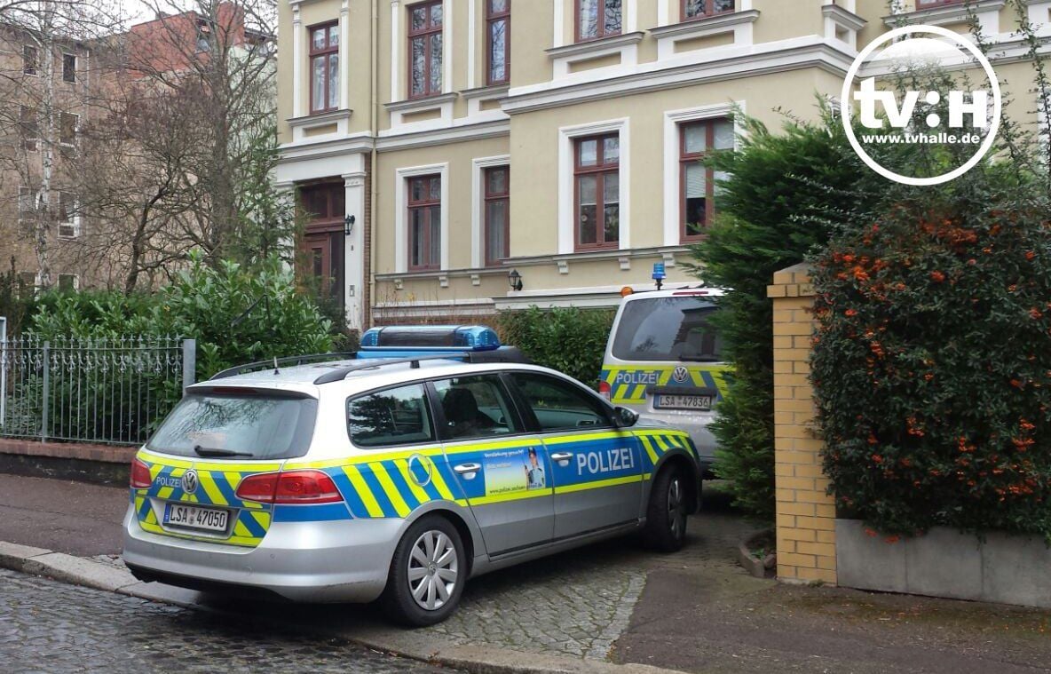 Streifenwagen stehen vor dem Sitz des CDU-Kreisverbands in der Ulestraße in Halle.