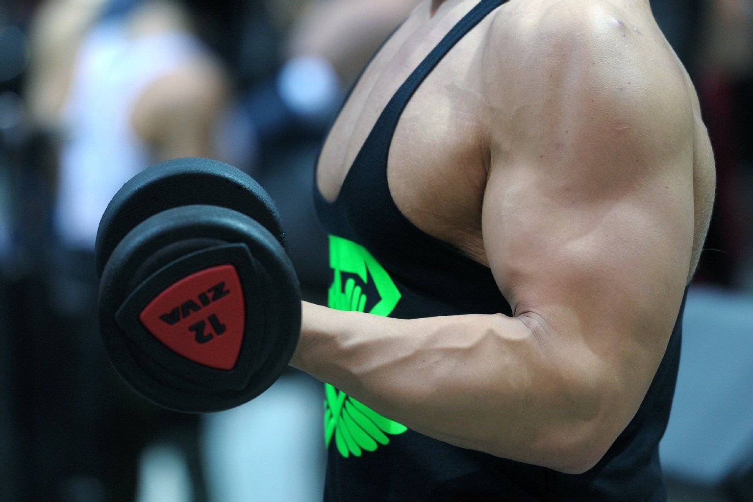 Sportsucht betrifft zwar vor allem Läufer und Triathleten, kommt aber auch in Fitnessstudios beim Krafttraining vor.