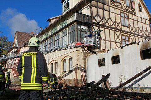 Feuerwehren aus dem Landkreis Harz sind am 28.10.2012 in Schierke (Sachsen-Anhalt) am Hotel König mit Löscharbeiten befasst. In der Nacht war hier ein Brand ausgebrochen, 23 Gäste wurden vor den Flammen in Sicherheit gebracht. (FOTO: DPA)