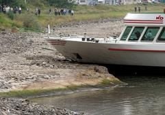 Unmittelbar gegenüber dem Loreleyfelsen bei St. Goar ist am Sonntag (28.09.2003) das Motorschiff "Loreley" gestrandet. (Foto: dpa)