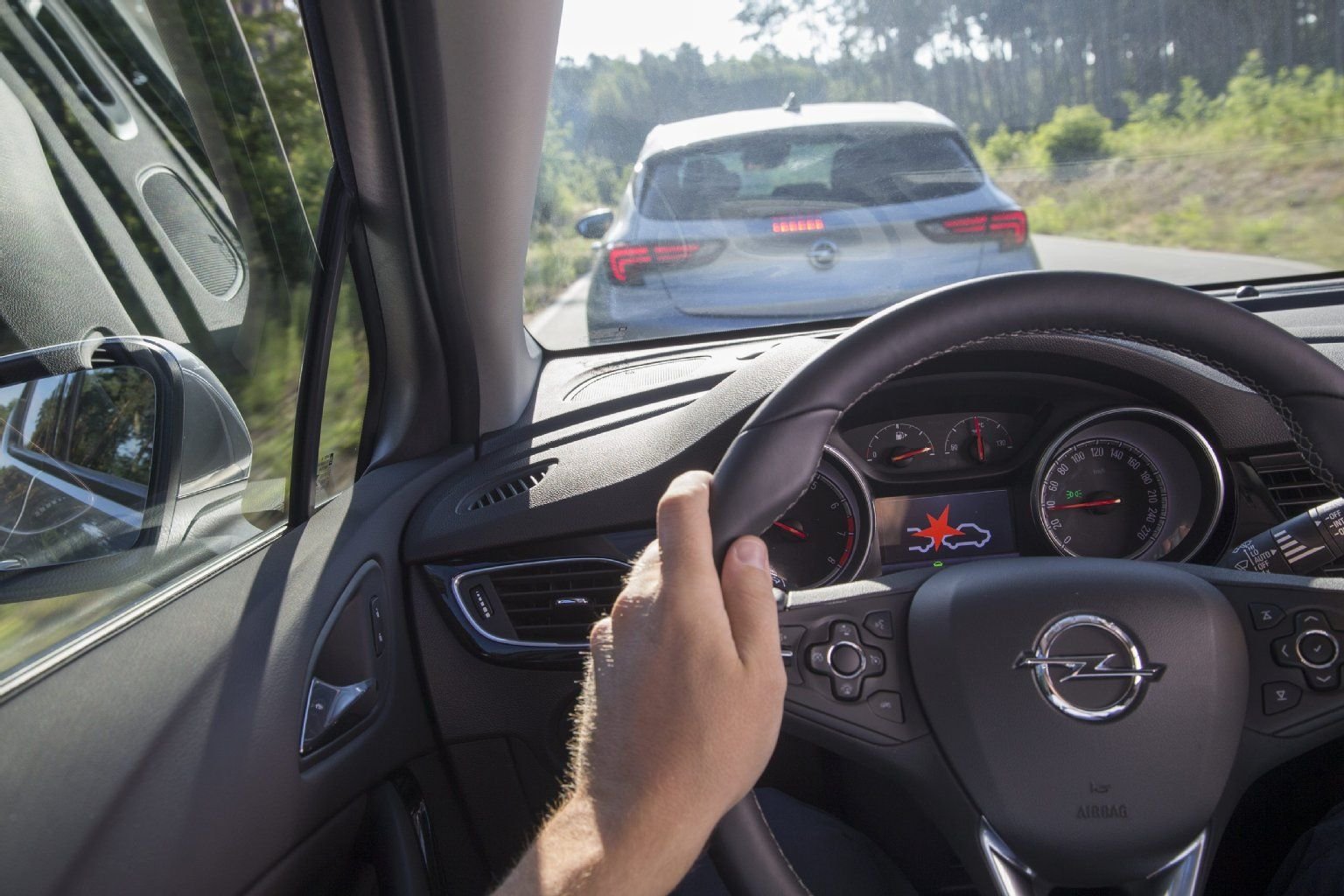 Viele Beifahrer können sich einen Kommentar nicht verkneifen, wenn der Fahrer zu dicht auffährt.