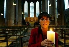 Landesbischöfin Margot Käßmann sitzt am 21. Januar 2005 in Hannover mit einer Kerze in der Hand in der Marktkirche. (Foto: ddp)