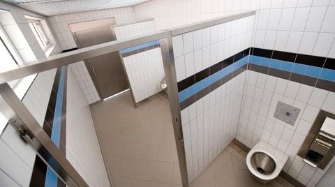 Die Edelstahltür zu einer Herrentoilette fehlt auf dem Rastplatz Kersdorfer See an der Bundesautobahn 12. (FOTO: DAPD)
